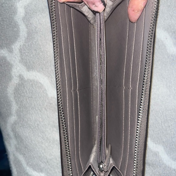 Michael kors wallet near mint condition - Picture 2 of 4